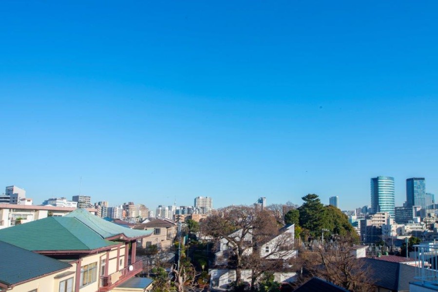 前方に高い建物がないため、広がる空を仰ぐ眺望です。爽やかな青空を見ながら解放感を味わい、ほっと一息つけそうです。