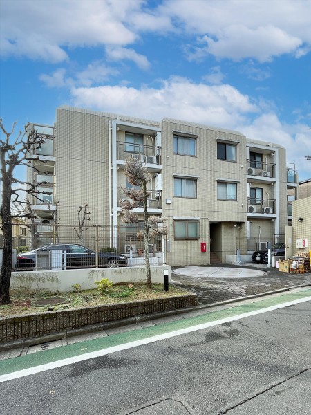 2路線利用できるアクセス便利な立地に佇むマンションです。周辺は低層住宅などで形成される住宅街で、コンビニエンスストア、学校、お寺等が至近に点在しています。