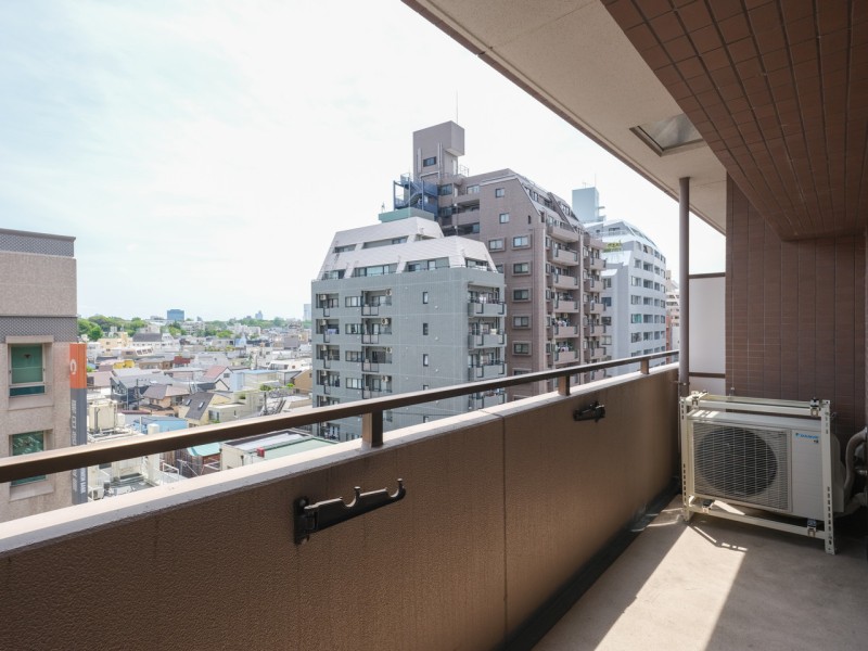 南東向きで採光の取れたバルコニーです。開放感があり晴れた日には洗濯物がしっかり乾きそうです。