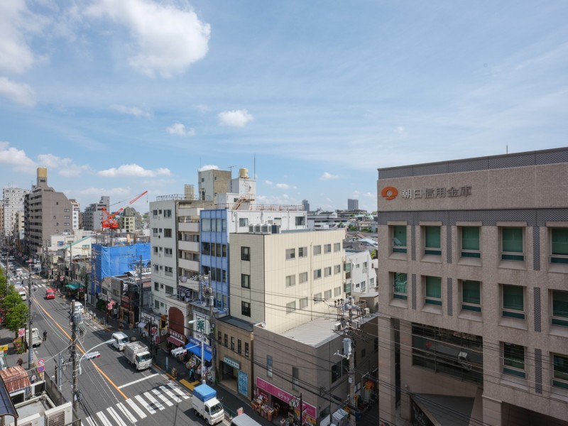 青々とした開けた空を見渡せる開放的な眺望です。ほっと一息つき、日々をアップデートできそうです。