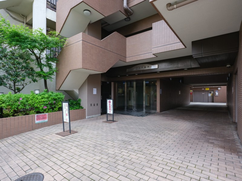 お手入れが行き届いた綺麗なエントランスが、安らぎに満ちた暮らしへ誘います。定期的にメンテナンスが行われ、管理の行き届いたマンションです。