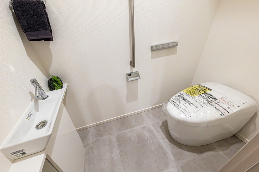 洗練されたお部屋にぴったりなデザイン性の高いレストルームです。手洗い場も備え付けです。