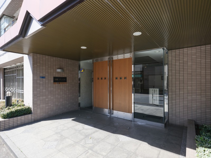 清潔感が溢れるエントランスです。お手入れが行き届いた綺麗な共用部が、安らぎに満ちた暮らしへ誘います。