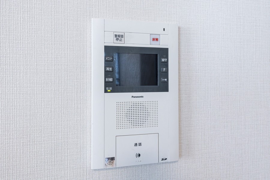 ◆TVモニター付インターホン◆訪ねてきた相手をモニター越しに確認でき、防犯対策に役立ちます。インターホン越しに話をすることが可能です。