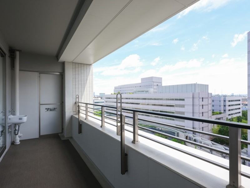 約13m²の奥行きのある開放的なバルコニーです。スロップシンクやトランクスペースも備え付けられています。