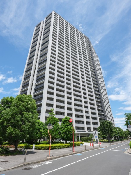三井住友建設㈱施工、総戸数648戸、32階建てのタワーレジデンス。コンシェルジュサービス、ゴルフ練習場、シアタールーム、プレイングアリーナ、屋上スカイデッキなどの多彩な共用施設があります。