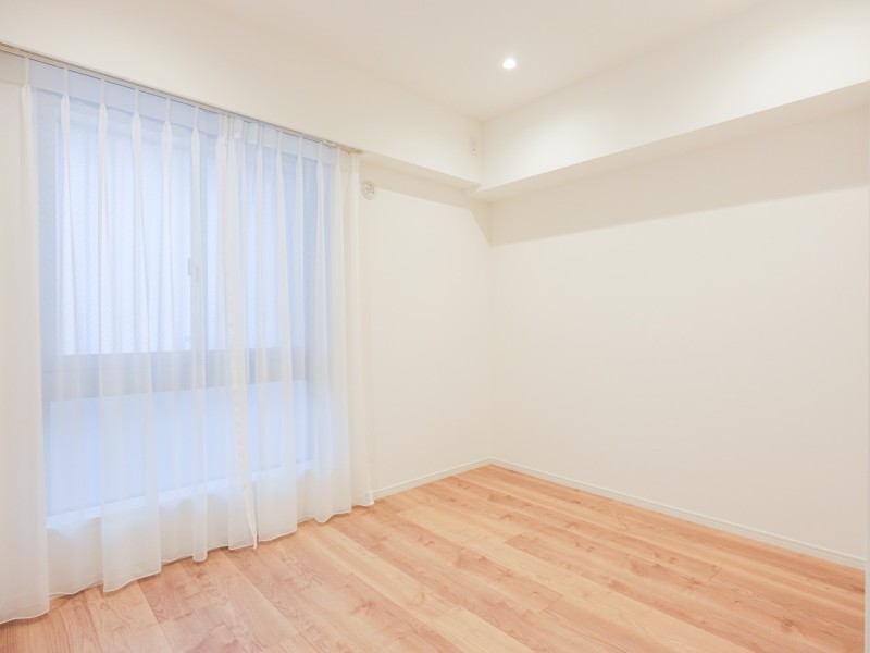 洋室1はリビングから一番遠く、プライベート性が高いお部屋です。西向きの窓から柔らかな日が差し込みます。