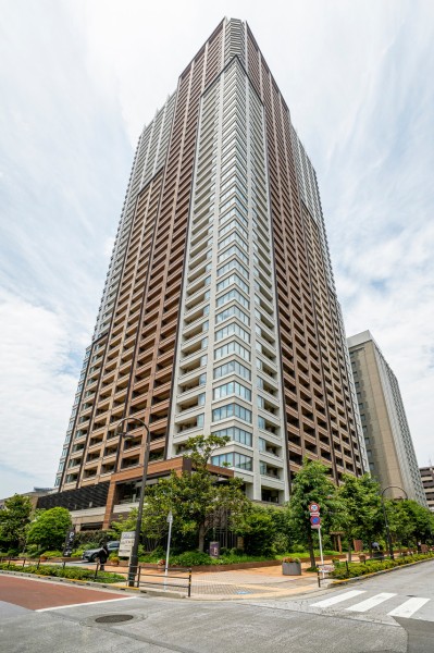 総戸数736戸・44階建てのタワーレジデンスです。『五反田』駅、『大崎』駅ともに徒歩6分の好立地。行先に合わせて路線を使い分けでき、暮らしの基盤が整った住環境です。
