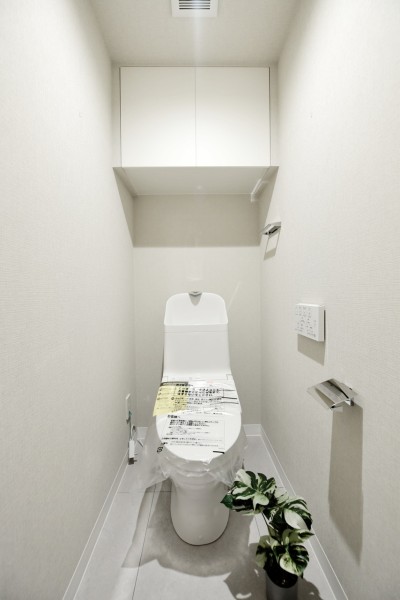TOTO製ウォシュレット一体型トイレ新規交換済みです。お手入れ楽々な機能を多数搭載していますので、毎日のお掃除も快適に行えます。いつも清潔な空間を保てます。