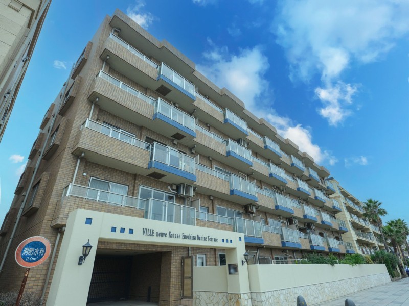 海岸を見渡せる5階建て、エレベーター付きのマンションです。海辺の暮らしを求める方に最適な環境が揃っています。ペット飼育可能なので、犬と浜辺へのお散歩を楽しんでいただけます。