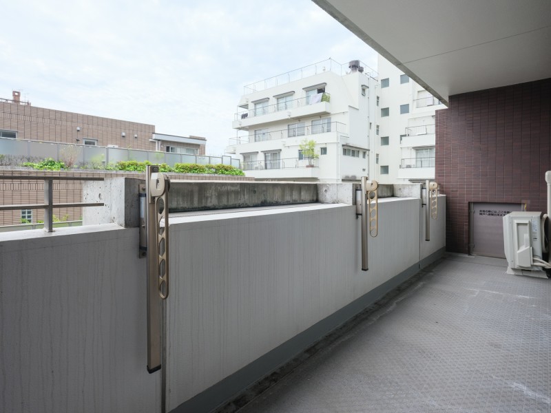 南東向きで陽当たり良好なバルコニーです。風通りも良く、洗濯物もしっかりと乾かせそうですね。
