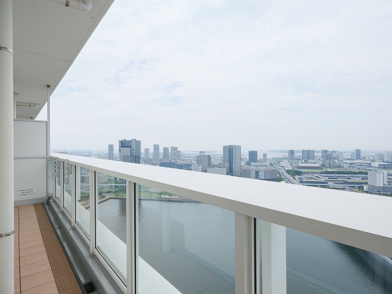 45階部分につき陽当たり、眺望ともに良好なバルコニースペースです。東京湾に面した開放感溢れる空間で、心ゆくまでリフレッシュタイムをお楽しみいただけます。