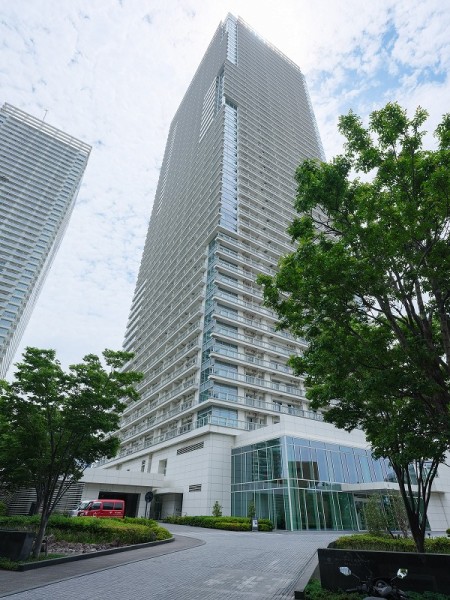 都心の水辺に映える「晴海」のランドマークレジデンスです。コンシェルジュサービス、ラウンジやフィットネスルームなど充実の共用施設がご利用いただけます。