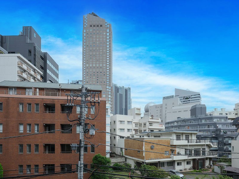 バルコニーからの眺望です。都心の刺激を間近にしつつ、めいっぱいリフレッシュできる大切な空間です。目線を上げると青々とした空を望める眺望です。
