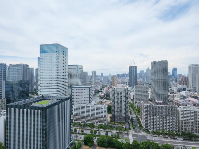 キッチン横バルコニーからの眺望です。都会らしいビル群が立ち並び、晴れ渡る日には富士山も臨めます。