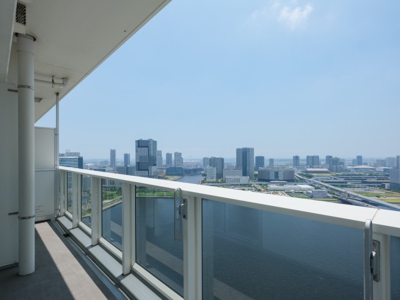 手摺壁が透過性の高いクリアパネルのため、より開放的に感じられるバルコニーです。心地よい風と自然光を感じるリフレッシュ空間です。