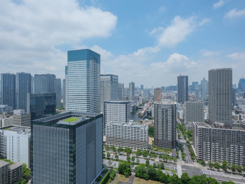 キッチン横バルコニーからの眺望です。都会らしいビル群が立ち並び、晴れ渡る日には富士山も臨めます。