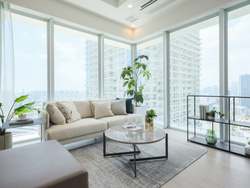 二面採光の大きな窓からは、たっぷりの陽光が降り注ぎます。心地よい光で満たされたLD部分には床暖房を敷設しているので、1年中快適にお過ごし頂けます。