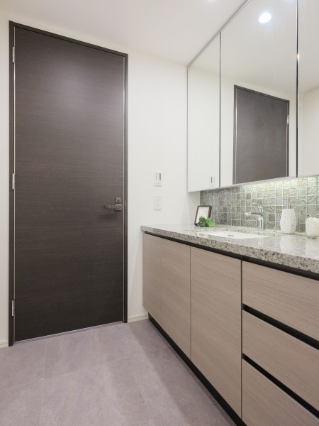 身支度の時間をも快適に彩る、美しく空間に溶け込む洗面化粧台です。三面鏡裏や足元の収納など使いやすさも兼ね備えています。