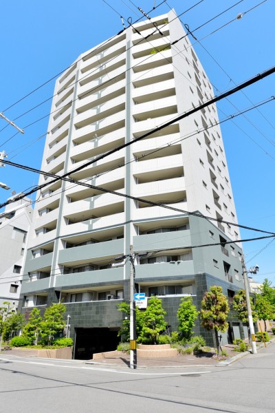 平成15年建築、ペット飼育可能です。長堀鶴見緑地線玉造駅徒歩8分、谷町六丁目駅徒歩9分と交通アクセスも便利です。近隣には大きな公園もあり、子育て環境にもおすすめです。