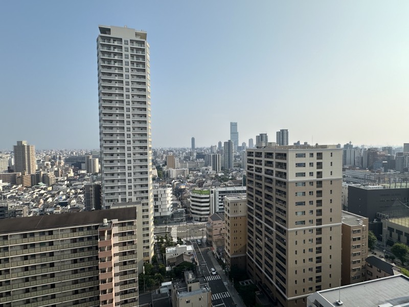 20階部分の南西角住戸ですので、陽当たり・眺望良好です。前面を遮る建物も無く大きな空と大阪市街を臨む眺望があります。時間や季節と共に変化していゆく景色を眺めながらリフレッシュ出来ます。