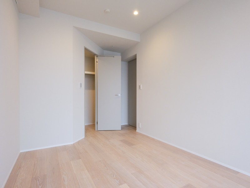 洋室1のウォークインクローゼットです。ゆとりある空間は衣類だけでなくキャリーバッグやオフシーズン家電など、たっぷりと収納できそうです。