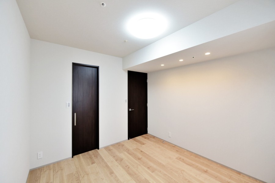 北側のバルコニーに面した優しい光が入る洋室2(約6.9帖)です。ウォークインクローゼットを設置していますので、居室を広々と有効活用できます。