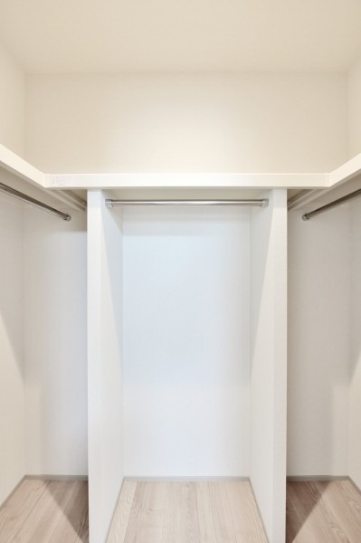 洋室2にはハンガーパイプに枕棚を設置した、大容量のウォークインクローゼットを備え付けました。小物類からアウトドア用品、かさばりがちな季節もののアウターなどたっぷり収納できます。