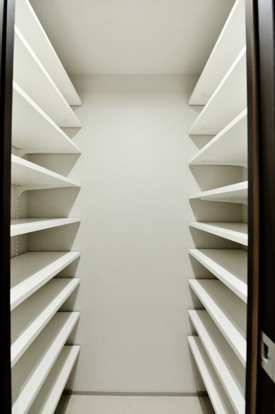 玄関には大容量のシューズインクローゼットを設置しました。棚の高さをサイズや種類によって変更できます。お出かけの際にさっと取り出したいレイングッズなどの収納も便利です。