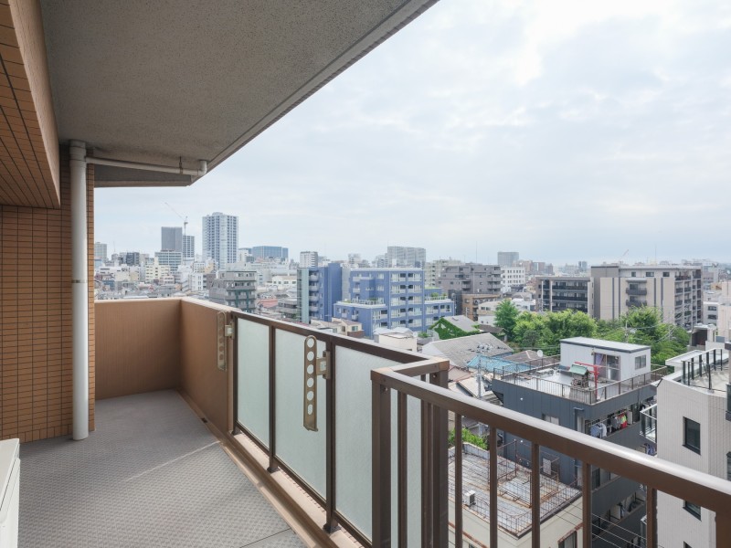 南西向きのバルコニーは伸びやかな空が広がる空間です。陽当たり良好、心が安らぐリフレッシュにぴったりなスペースです。