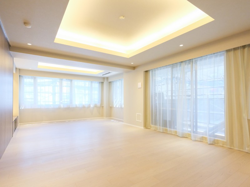 リビングダイニングの天井は折り上げ天井になっており、お部屋の開放感を演出します。都市生活のやすらぎを深める快適な暮らしが叶う住まいです。