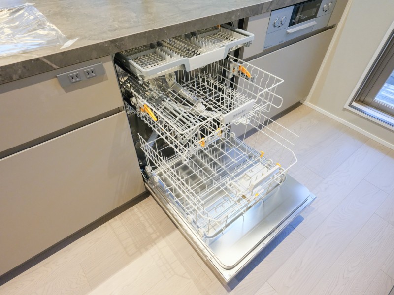 ◆食器洗浄機◆家事の時間を短縮できる優れもの。さらに節水・節約を同時に行うことができるので、大変人気があり重宝します。