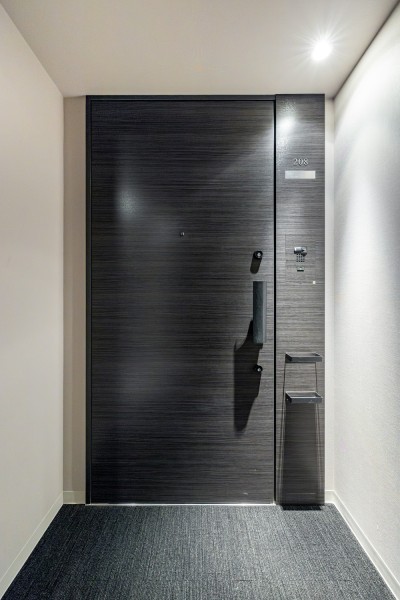 玄関前には約3.8m²のアルコーブが付いています。また、共用廊下は高級感がありホテルライクな内廊下設計です。