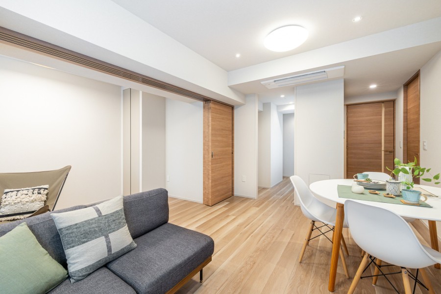 お部屋は自然の温もりを添えた居心地の良い内装です。LDには床暖房が敷設され、冷え込みやすい足元も通年快適な温度でお過ごしいただけます。