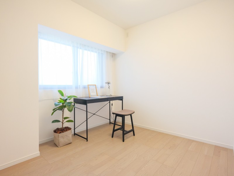 洋室2はリビングから離れたプライベートルームです。バルコニーに面した窓から自然光が差し込み、伸びやかな時間が流れます。