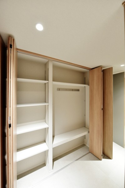 玄関入ってすぐの廊下に大容量の収納を設けました。お出かけの際にサッと取り出したいレイングッズや羽織物をかけておけるので、便利です。愛犬のお散歩グッズなども収納できます。