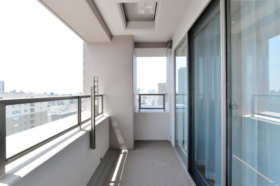 リビング南面のゆったりとしたバルコニーです。20階部分の南西角住戸ですので、陽当たり・眺望良好です。遠くの街並みを眺めながら大きく伸びをしたくなるような開放感です。