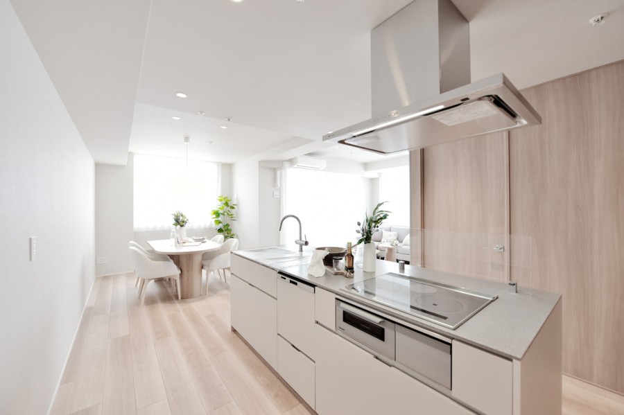 キッチンは田中工藝製のアイランドキッチンを採用しました。このお部屋にあわせて作られたオリジナルキッチンはシンプルで使い勝手がよく、お部屋になじみます。食器洗い機、IHクッキングヒーター採用。