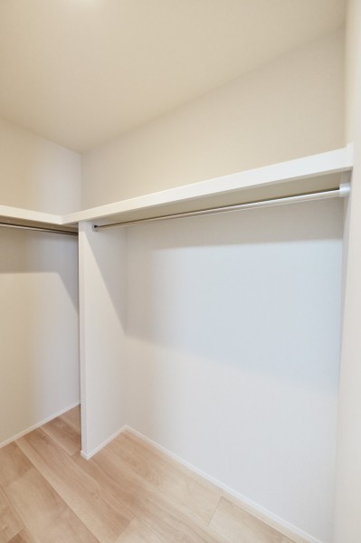 洋室1にはハンガーパイプに枕棚を設置したウォークインクローゼットを設置しています。かさばりがちなアウターや旅行用品、バッグや小物類までしっかりと収納でき、お部屋の広さを有効活用できます。