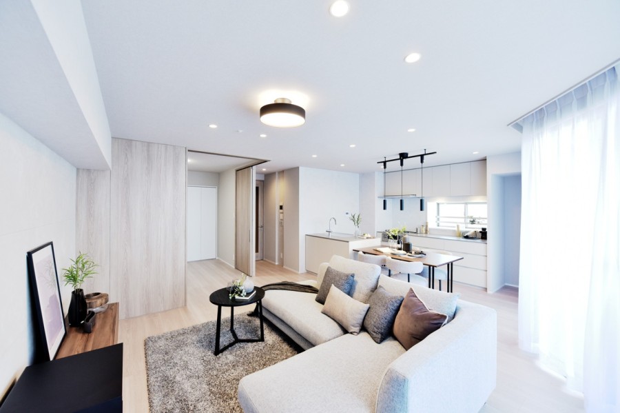 南側の大きな開口部から優しい光が差し込むLDK約18.7帖です。床暖房完備で冬も足元から暖かく、家族団らんのスペースにピッタリです。11階部分三方角住戸で開放感あふれる住まいです。