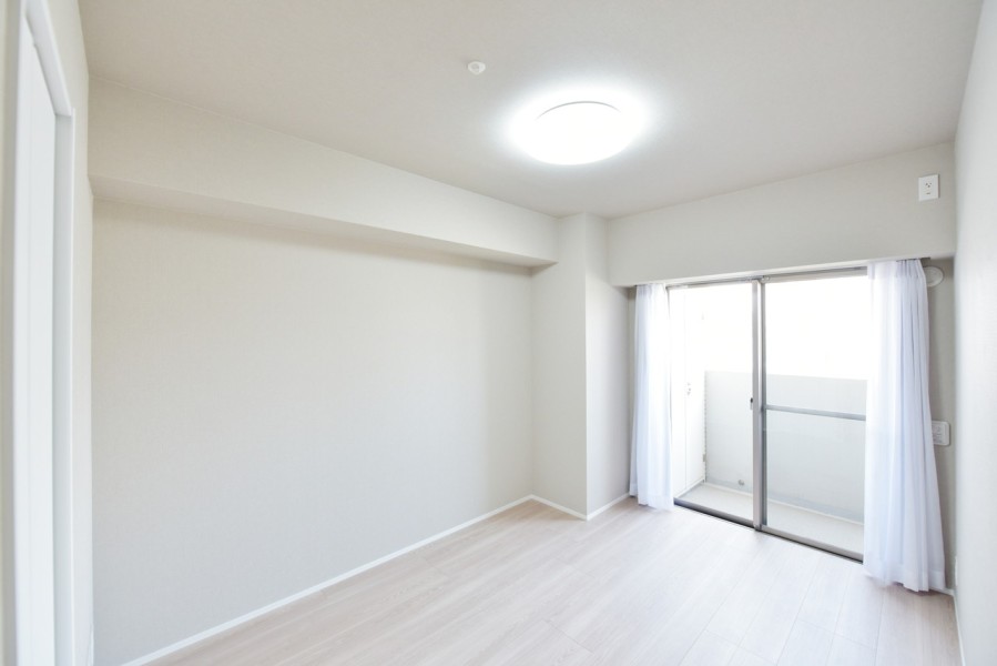 洋室2(約6.3帖)は北側のバルコニーに面した優しい光が差し込むお部屋です。北側バルコニーにはトランクルームがあり、お子様の外遊びの道具やアウトドア用品の収納に便利です。