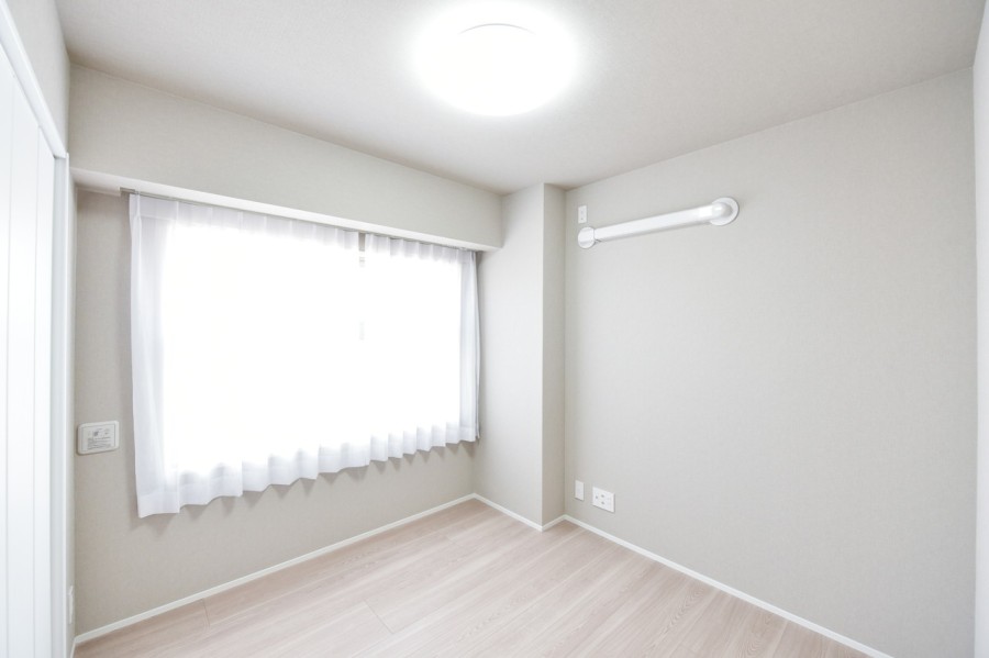 洋室3(約5.0帖)は東側に窓があり、気持ちよく朝日が差し込むお部屋です。自分の趣味や課題、お仕事にも集中できるプライベートスペースです。