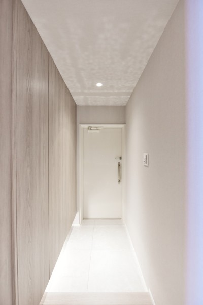 フットライトが優しく足元を照らし、ゲストや家族を暖かく迎えてくれます。人感センサーライト設置済ですので、手がふさがっているときも自動点灯で安心です。