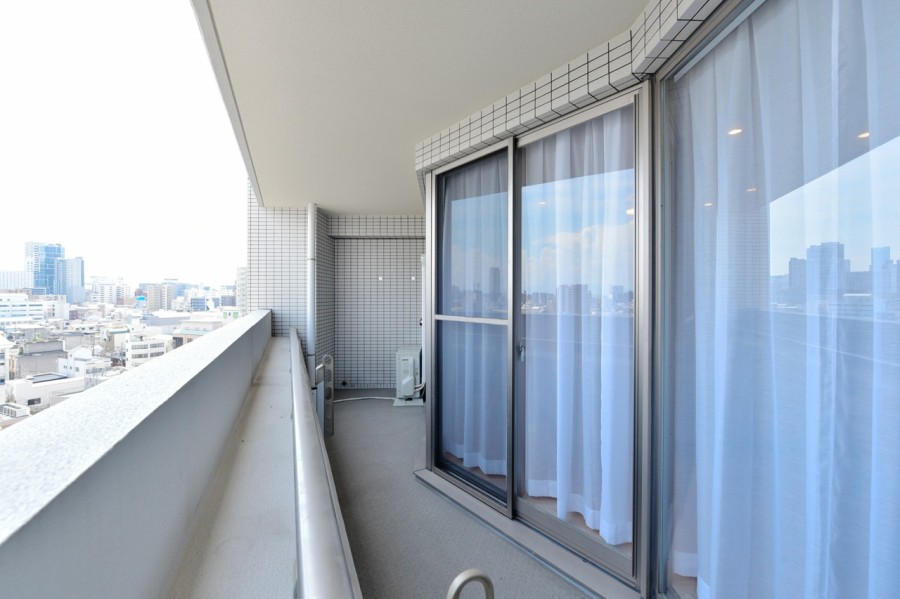 南側、北側にバルコニーがある11階部分の南・東・北の三方角住戸です。南側の大きな窓からお部屋の中に明るい陽射しとさわやかな風を運んでくれます。