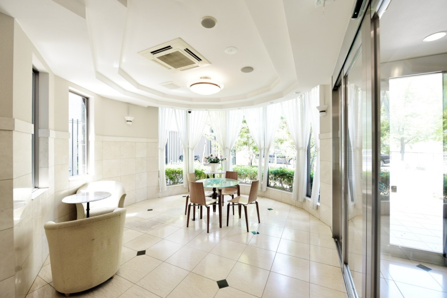 共用部分もいつもきれいに保たれており、管理体制良好です。宅配ボックス完備で、留守がちなご家庭でも宅配便の受け取りが便利です。