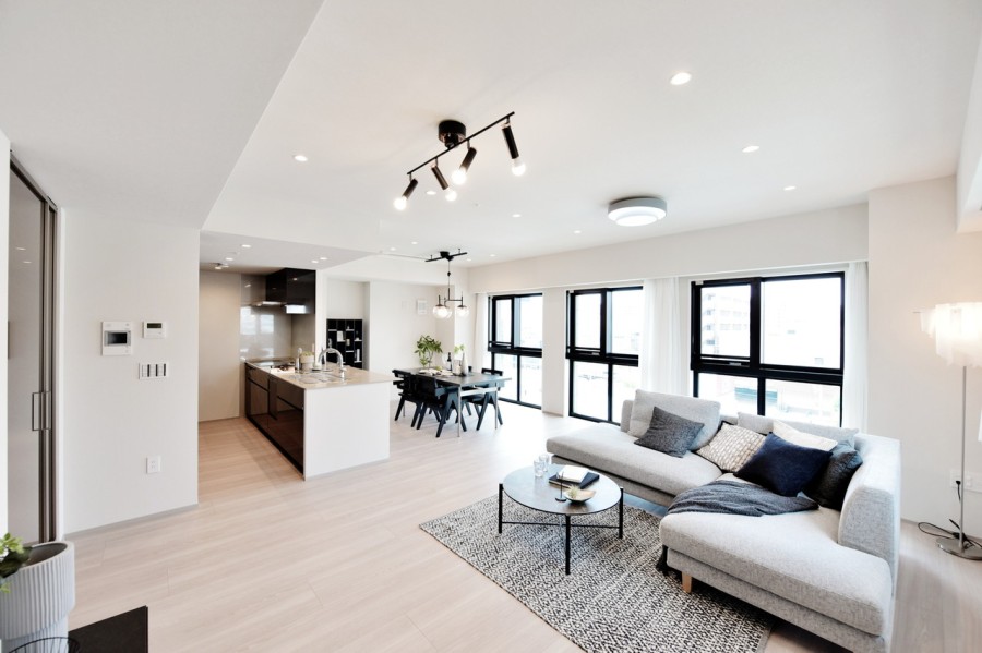 最上階三方角住戸につき、明るく開放感のあるお部屋です。二面採光で明るいLDKは、約24.9帖の広さがあり、家具を置いても家族がゆったりと寛げるゆとりのある空間です。