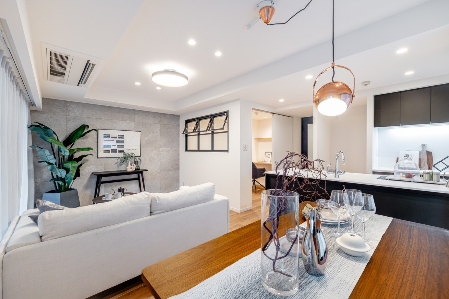 リビングダイニングキッチンは洗練された瀟洒で上質な内装に仕上げました。石調タイルやブラックやグレーを取り入れたモダンな住空間は大人の香り漂うエリアにマッチします。