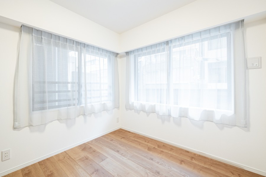 三面採光で明るく風通しの良い洋室1です。毎朝訪れる朝日が眠気を吹き飛ばし、すっきりとした目覚めが日常になりそうです。