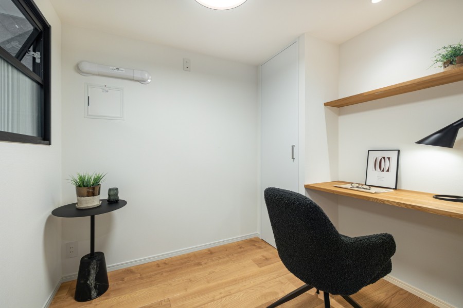 室内窓があり、リビングダイニングキッチンの様子を感じながらお過ごしいただける洋室3です。便利なカウンターを備えました。