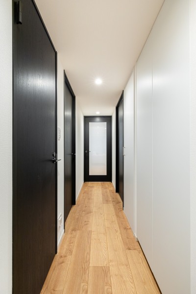 ゆとりのある廊下には収納を備え付けました。防災バッグや日用品のストック、アウトドアグッズなど、たっぷり収納いただけます。